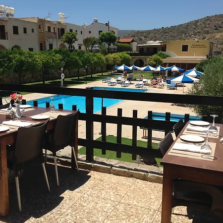 Pelekanos 아파트호텔 피조우리