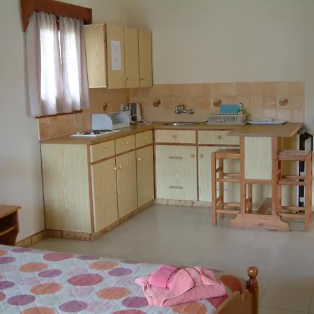 מלון דירות Pelekanos 3*